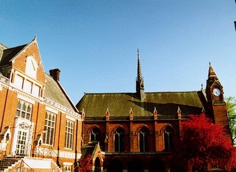 英国海格学校，由伊丽莎白女王一世特许建立的混合制学校