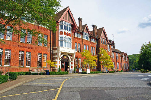 英国诺丁山伊令中学，历史悠久的女子学校